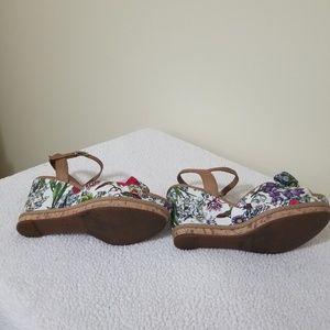 Clark's size 8 floral fabric print great condition